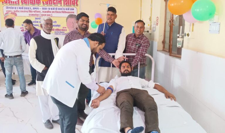 रक्तदान शिविर में सबसे पहले राजाखेड़ा उपखंड अधिकारी एवं उप जिला मजिस्ट्रेट देवी सिंह ने स्वयं तथा अपने पुत्रों के साथ रक्तदान कर शिविर का शुभारंभ किया।इसके बाद सभी सरकारी विभागों में कार्यरत अधिकारियों-क