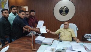 जिला कलेक्टर के द्वारा मुख्य मंत्री व चिकित्सा मंत्री के नाम दिया ज्ञापन