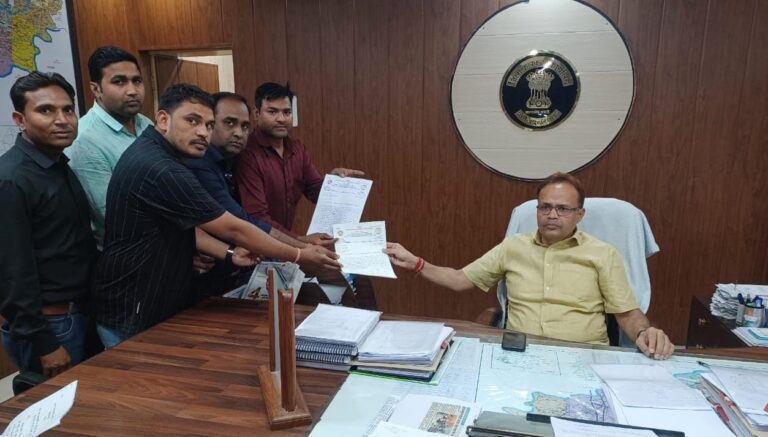 जिला कलेक्टर के द्वारा मुख्य मंत्री व चिकित्सा मंत्री के नाम दिया ज्ञापन