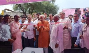 जिले में महंगाई राहत कैंपों का सफल आगाज धौलपुर। आमजन को महंगाई से राहत देने हेतु राज्य सरकार के निर्देशानुसार 10 कल्याणकारी योजनाओं का लाभ देने हेतु जिले में महंगाई राहत कैंपों का सफल आगाज हुआ। जिले में महंगाई राहत कैंपों का शुभारंभ राज्य वित्त आयोग के अध्यक्ष प्रद्युम्न सिंह द्वारा महदपुरा ग्राम पंचायत के महंगाई राहत कैंप के उद्घाटन के साथ हुआ। महंगाई राहत कैंप के पहले दिन ही आमजन में विशेष उत्साह देखने को मिला। राज्य वित्त आयोग अध्यक्ष ने अपने उद्बोधन में कहा कि प्रदेश में ऐसी जनकल्याणकारी योजनाएं चलाई जा रही है जो देश के अन्य किसी भी हिस्से में संचालित नहीं है। उन्होंने आमजन से राहत कैंपों में पंजीकरण कराने की अपील की। उन्होंने कहा कि सरकार एक लोक कल्याणकारी राज्य की भावना को साकार कर रही है तो यह आम नागरिक का भी फर्ज बनता है कि वह इन योजनाओं का अधिक से अधिक लाभ लेकर स्वयं के साथ समाज की तरक्की में योगदान दे। जिला कलेक्टर अनिल कुमार अग्रवाल ने विस्तृत रूप से सभी 10 कल्याणकारी योजनाओं के बारे में बताया। उन्होंने कहा कि महंगाई राहत कैंप में रजिस्ट्रेशन की प्रक्रिया काफी आसान रखी गई है एवं कम से कम औपचारिकताओं के साथ नागरिक इन योजनाओं से जुड़ कर स्वयं को लाभान्वित कर सकते हैं। उन्होंने बताया कि केवल एक दस्तावेज जन आधार कार्ड से ही एक व्यक्ति 6 योजनाओं का लाभ प्राप्त कर सकता है। वहीं निःशुल्क बिजली योजना एवं गैस सिलेंडर जैसी योजनाओं के लिए अतिरिक्त रूप से गैस सिलेंडर पासबुक एवं बिजली बिल की कॉपी मात्र से महंगाई राहत कैंप में रजिस्ट्रेशन करवाया जा सकता है। महंगाई राहत कैंप के साथ प्रशासन गाँवों के संग एवं शहरों के संग अभियान से संबंधित विभागीय अधिकारियों ने विभिन्न योजनाओं की जानकारी दी एवं जिला स्तरीय अधिकारियों ने हेल्प डेस्क संचालित की। कैंप के उद्घाटन के पश्चात मौके पर उपस्थित लाभार्थियों का रजिस्ट्रेशन करवाया गया। जिला कलेक्टर ने औपचारिक रूप से रजिस्ट्रेशन के पश्चात लाभार्थियों को संबंधित योजनाओं के गारंटी कार्ड प्रदान किए प्रदान किये। जिला प्रशासन एवं सभी संबंधित जिला स्तरीय अधिकारियों की उपस्थिति में महंगाई राहत कैंप की तैयारियों का जायजा लिया गया। जिला कलेक्टर ने कहा कि महंगाई राहत कैंप 30 जून तक संचालित होंगे। कोई भी व्यक्ति राज्य में किसी भी स्थान पर अपना रजिस्ट्रेशन करवा सकता है। अतः नागरिक धैर्य पूर्वक महंगाई राहत कैंपों में अपना रजिस्ट्रेशन करवाएं। उन्होंने कैंप संचालकों को टोकन के अनुसार ही लाभार्थियों को बुलाने के निर्देश दिये। शिविर के उद्घाटन कार्यक्रम में मुख्य कार्यकारी अधिकारी जिला परिषद सुदर्शन सिंह तौमर, जिला प्रमुख प्रतिनिधि अजयपाल, प्रधान प्रतिनिधि राजकुमार एवं जिला परिषद सदस्य किरोडीलाल एवं अन्य जिला स्तरीय अधिकारी उपस्थित रहे।