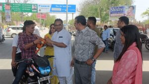 रोटरी क्लब ने फूल माला पहनाकर चलाया समझाइस अभियान
