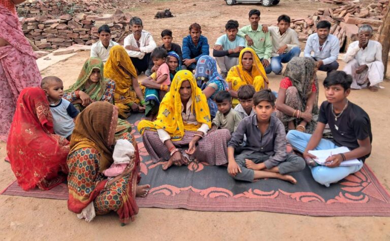 जागरूकता बैठक में दी कानूनों और योजनाओं की जानकारी