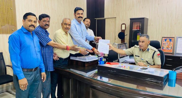 शिवहरे समाज ने कथावाचक धीरेंद्र कुमार शास्त्री के विरुद्ध कानूनी कार्रवाई करने की मांग