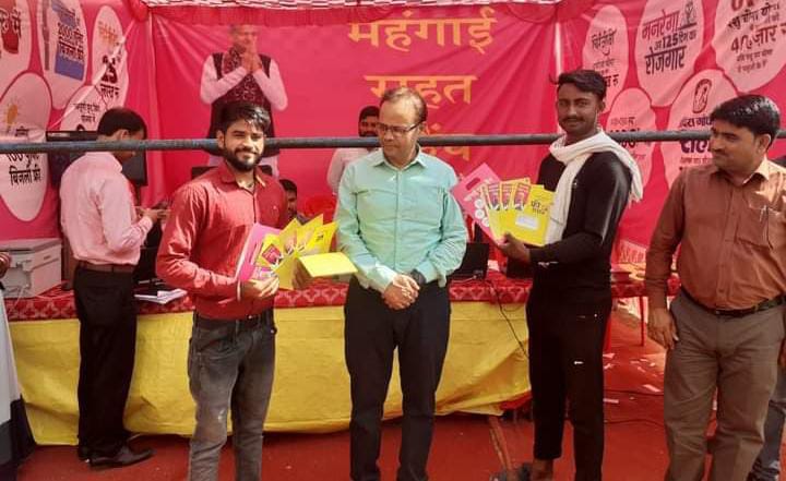 जिला कलक्टर ने महंगाई राहत शिविरों का किया निरीक्षण