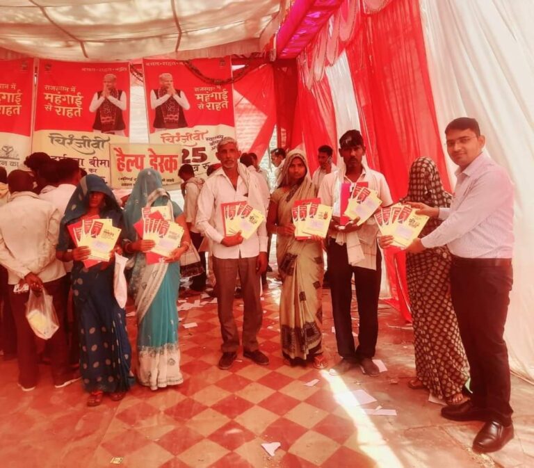 धौलपुर में मंहगाई राहत कैंप में अभी तक हुए 1 लाख 41 हजार 273 पंजीकरण मुख्यमंत्री श्री अशोक गहलोत की पहल पर आमजन को मंहगाई से राहत देने के लिए आयोजित किए जा रहे मंहगाई राहत कैंपों को लेकर में आमजन भारी उत्साह है। मंहगाई राहत कैंपों के अंतर्गत अभी तक जिले में 1 लाख 41 हजार 273 लाभार्थियों ने पंजीयन करवाया। जिला कलक्टर अनिल कुमार अग्रवाल ने बताया कि जिले में मंहगाई रहत कैंपों का आयोजन किया जा रहा है । 40 स्थाई राहत कैंपों के साथ-साथ ग्राम पंचायतों में 6 एवं नगरीय वाडों में 6 शिविर आयोजित किये जा रहे हैं। **इन योजनाओं में लाभार्थियों ने प्राप्त किया लाभ** मुख्यमंत्री चिरंजीवी स्वास्थ्य बीमा के लिए 1 लाख 18 हजार 829 लाभार्थियों का पंजीयन किया गया, साथ ही 1 लाख 18 हजार 829 कार्ड वितरित किए गए। मुख्यमंत्री चिरंजीवी दुर्घटना बीमा के लिए 1 लाख 18 हजार 829 लाभार्थियों का पंजीयन किया गया, साथ ही 1 लाख 18 हजार 829 कार्ड वितरित किए गए।मुख्यमंत्री गैस सिलेंडर योजना के लिए 66 हजार 391 लाभार्थियों का पंजीयन किया गया, साथ ही 66 हजार 391 कार्ड वितरित किए गए। मुख्यमंत्री निःशुल्क बिजली योजना के लिए 53 हजार 71 लाभार्थियों का पंजीयन किया गया, साथ ही 53 हजार 71 कार्ड वितरित किए गए। मुख्यमंत्री निशुल्क कृषि बिजली योजना के लिए 3 हजार 35 लाभार्थियों का पंजीयन किया गया, साथ ही 3 हजार 35 कार्ड वितरित किए गए।मुख्यमंत्री फूड पैकेट योजना के लिए 1 लाख 1 हजार 954 लाभार्थियों का पंजीयन किया गया,साथ ही 1 लाख 1 हजार 954 कार्ड वितरित किए गए। मुख्यमंत्री कामधेनु बीमा योजना के लिए 71 हजार 55 लाभार्थियों का पंजीयन किया गया, साथ ही 71 हजार 55 कार्ड वितरित किए गए।मुख्यमंत्री सुरक्षा पेंशन योजना के लिए 52 हजार 605 लाभार्थियों का पंजीयन किया गया, साथ ही 52 हजार 605 कार्ड वितरित किए गए।मुख्यमंत्री ग्रामीण रोजगार गारंटी योजना के लिए 37 हजार 118 लाभार्थियों का पंजीयन किया गया, साथ ही 37 हजार 118 कार्ड वितरित किए गए। इंदिरा गांधी शहरी रोजगार गारंटी योजना के लिए 8 हजार 618 लाभार्थियों का पंजीयन किया गया, साथ ही 8 हजार 618 कार्ड वितरित किए गए। **इन स्थानों पर लगेंगे 10 व 11 मई को ग्रामीण क्षेत्र में महंगाई राहत शिविर** ग्राम पंचायत स्तर पर दो दिवस के लिए प्रशासन गांवों के संग अभियान शिविर तथा अस्थायी मंहगाई राहत कैंप भी लगाये जा रहे है। जिसके अन्तर्गत 10 व 11 मई को उपखण्ड धौलपुर के राजीव गांधी सेवा केन्द्र हिनौता, उपखण्ड बाडी के राजीव गांधी सेवा केन्द्र बिजौली, उपखण्ड बसेड़ी के राजीव गांधी सेवा केन्द्र अतरसूमा, उपखण्ड राजाखेड़ा के राजीव गांधी सेवा केन्द्र चौहानपुरा, उपखण्ड सैंपऊ के राजीव गांधी सेवा केन्द्र कौलारी तथा उपखण्ड सरमथुरा के राजीव गांधी सेवा केन्द्र खुर्दिया में कैंप का आयोजन किया जायेगा। इसके साथ साथ जिले में स्थायी कैंप भी निरंतर रूप से कार्य कर रहे है। परिवार का कोई भी सदस्य इन स्थायी कैंप में जाकर रजिस्ट्रेशन करवा सकता है। इन स्थानों पर लगेंगे 10 व 11 मई को शहरी क्षेत्र में शिविर प्रशासन शहरों के संग अभियान तथा अस्थायी मंहगाई राहत कैैंप 10 व 11 मई को बाड़ी उपखण्ड के वार्ड संख्या 14, 15 व 16 के गुलाब बाग की बगीची वार्ड न. 15 में, उपखण्ड बसेडी में आँगनबाड़ी केन्द्र पोखरा मौहल्ला, उपखण्ड धौलपुर में 10 व 11 मई को अम्बेडकर भवन सागरपाड़ा में, उपखण्ड राजाखेड़ा में 10 मई को राजपूत धर्मशाला में एवं 11 मई को एस आर एकेडमी में तथा उपखण्ड सरमथुरा दीवान का ताल सरमथुरा पर कैंप लगाया जायेगा।