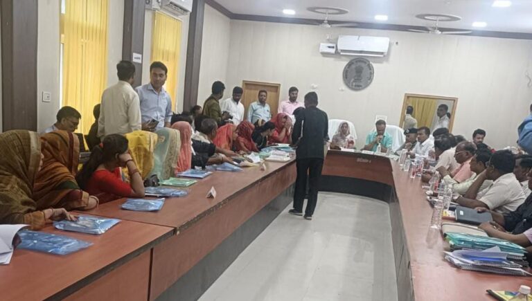 कौनेसा गांव श्मशान घाट " तक आम रास्ता खुलवाने को डीएम ने दिए निर्देश