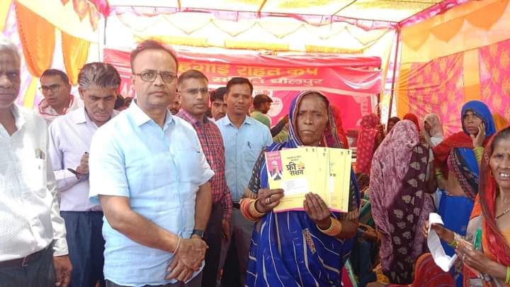 रेशो और द्रौपदी को मिले महंगाई राहत कैंप में 8 गारंटी कार्ड तो चेहरे पर बिखर गई राहत की खुशी