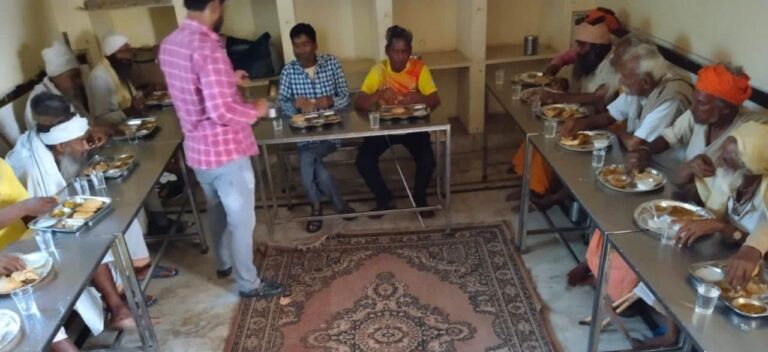 अमावस्या भोजन समिति ने कराया भोजन