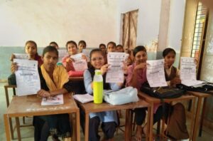 ग्रीष्मकालीन कौशल विकास प्रशिक्षण शिविर में सिखाई जा रही है विभिन्न कलाएं