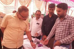 जिला कलक्टर ने ग्राम सखवारा में किया महंगाई राहत और प्रशासन गावों के संग अभियान शिविर का निरीक्षण