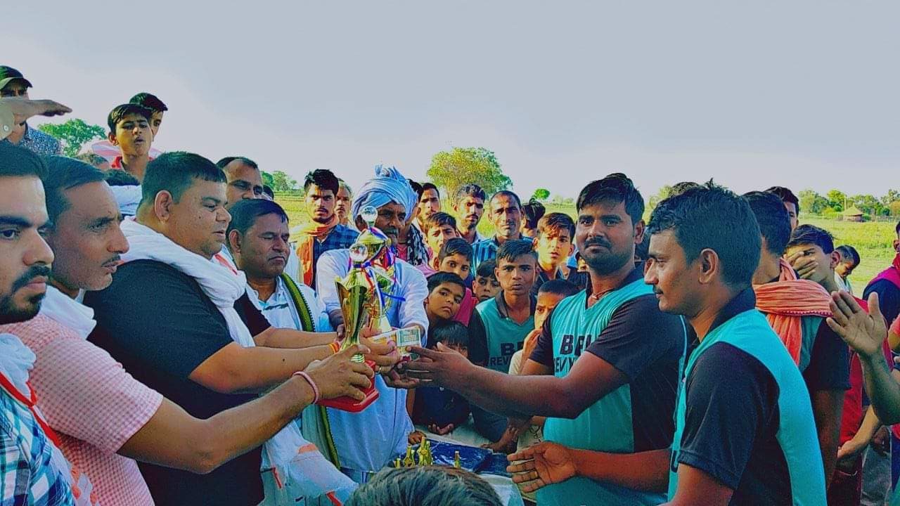 Runner-up Vishnu Sharma receiving the trophy