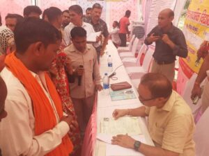 जिला कलक्टर ने महंगाई राहत शिविरों का किया निरीक्षण