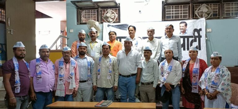 आम आदमी पार्टी से जुड कर लोगों ने ग्रहण की सदस्यता