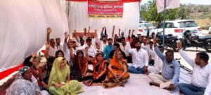 सभापति के खिलाफ धरना प्रदर्शन,भूख का हड़ताल पर बैठे पार्षद