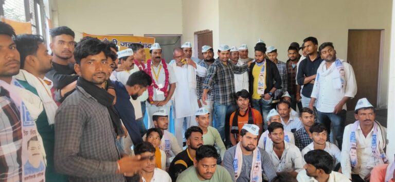 आप' ने किया नवनियुक्त मंडल अध्यक्ष का सम्मान, तिरंगा यात्रा हेतु किया निमंत्रण