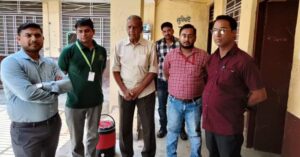 जिला स्तरीय निरीक्षण समिति द्वारा निरीक्षण धौलपुर।किशोर न्याय (बालकों की देखरेख और संरक्षण) अधिनियम 2015 यथा संशोधित 2021 के तहत नवगठित जिला स्तरीय निरीक्षण समिति के द्वारा राजकीय सम्प्रेक्षण एवं किशोर गृह का निरीक्षण किया गया। समिति की अध्यक्षता अतिरिक्त जिला कलेक्टर सुदर्शन तोमर द्वारा की गई। सदस्य सचिव सहायक निदेशक विश्व देव द्वारा बताया गया कि समिति के विगत निरीक्षण में गृह के पलायन की घटनाओं को रोकने के लिए बाउंड्री वाल ऊंची किये जाने एवं फेंसिंग के लिए जिला परिषद को दस लाख रुपये की राशि हस्तांतरित कर दी गयी है किंतु अभी कार्य प्रारंभ नही हुआ है। समिति ने कार्य शीघ्र प्रारम्भ कराये जाने की अनुशंसा जिला कलेक्टर को की गई। साथ ही मंजरी फाउंडेशन के सुबोध गुप्ता द्वारा बताया गया कि गृह में प्रवेशित सभी बालकों को निःशुल्क पोशाक वितरण और निःशुल्क अंशकालीन शिक्षक उपलब्ध कराने का सहयोग संस्था की द्वारा किया जावेगा, जिससे गृह में शिक्षा का माहौल बन सके। समिति द्वारा गृह अधीक्षक को गृह में योग,ध्यान की गतिविधियां आयोजित करने और रोजाना एक घंटे रामायण सीरियल टीवी पर दिखाने के निर्देश दिए गए। मनोचिकित्सक डॉ सुमित मित्तल द्वारा बच्चो की तम्बाकू की लत छुड़ाने के लिए काउंसलिंग की गई और निकोटीन रिप्लेसमेंट थैरेपी प्रारम्भ किये जाने की बात की। अध्यक्ष सीडब्ल्यूसी रवि पचौरी, डॉ सौरभ प्रकाश मौर्य प्रभारी यूपीएचसी औडेला रोड और सेवानिवृत्त प्रधानाध्यापक गोविंद शर्मा द्वारा भी समिति के सदस्य के रूप में व्यवस्थाओं में सुधार हेतु सुझाव दिए गए।जिला स्तरीय निरीक्षण समिति किशोर न्याय अधिनियम के तहत एक वैधानिक निकाय है और इसकी रिपोर्ट राजस्थान उच्च न्यायालय, राज्य सरकार और जिला कलेक्टर को भिजवाई जाती है।