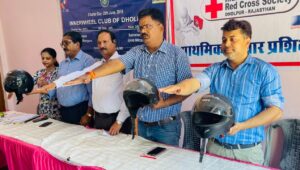 दो पहिया वाहन चलाते समय हेलमेट की आवश्यकता पर सेमिनार का आयोजन