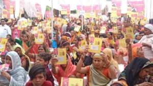 इंदिरा गांधी गैस सिलेण्डर सब्सिडी योजना के लाभार्थियों से संवाद धौलपुर। मुख्यमंत्री अशोक गहलोत ने कहा कि राज्य सरकार बचत, राहत, बढ़त की सोच के साथ नीतियां एवं कार्यक्रम बना रही है। महंगाई वर्तमान में देश की बड़ी समस्या है। आमजन महंगाई की मार से त्रस्त है। राज्य सरकार जनता पर मंहगाई का बोझ कम करने के लिए प्रतिबद्ध है। उन्होंने कहा कि लोगों को बढ़ती कीमतों के कारण गैस सिलेण्डर खरीदने में कठिनाई हो रही हैै। इंदिरा गांधी गैस सिलेण्डर सब्सिडी योजना के माध्यम से राज्य सरकार 1140 रूपए तक का सिलेण्डर 500 रूपए में उपलब्ध करा रही है और आमजन को महंगाई से राहत देने के लिए किए गए वादे पूरे कर रहीे है। श्री गहलोत सोमवार को जयपुर स्थित राजस्थान इंटरनेशनल सेंटर में आयोजित राज्य स्तरीय लाभार्थी उत्सव में इंदिरा गांधी गैस सिलेण्डर सब्सिडी योजना के लाभार्थियों को संबोधित कर रहे थे। उन्होंने बटन दबाकर एक साथ 14 लाख लाभार्थियों के खातों में 60 करोड़ रूपए के लाभ का हस्तातंरण किया। गहलोत ने कहा कि प्रदेश में महिलाओं को मुखिया बनाकर जनकल्याणकारी योजनाएं लागू की जा रही है। इन योजनाओं के माध्यम से जनता का पैसा राहत के रूप में जनता पर ही खर्च किया जा रहा है। यह रेवडी न होकर जनसेवा का कार्य है। उन्होंने कहा कि राज्य सरकार की इन योजनाओं से जो बचत होगी, उसे लाभार्थी परिवार अपने बच्चों के भविष्य को संवारने, उनकी पढ़ाई तथा अन्य भरण-पोषण पर खर्च कर सकेंगे।श्री गहलोत ने कहा कि प्रदेशभर में महंगाई राहत कैम्प लगाए जा रहे हैं, इससे आमजन पर महंगाई का बोझ कम हुआ है। उन्होंने कहा कि इन शिविरों के माध्यम से 10 योजनाओं के द्वारा लोगों को अधिकतम राहत पहुंचाई जा रही है। उन्होंने कहा कि राज्य सरकार द्वारा प्रदेशवासियों को 500 रुपए में गैस सिलेंडर, 25 लाख रुपए तक का निःशुल्क इलाज, न्यूनतम 1000 रुपए पेंशन, दुधारू पशुओं का बीमा, अन्नपूर्णा फूड किट, मुख्यमंत्री ग्रामीण रोजगार गारंटी योजना, इंदिरा गांधी शहरी रोजगार गारंटी योजना तथा घरेलू उपभोक्ताओं के लिए 100 यूनिट प्रतिमाह बिजली निःशुल्क, 200 यूनिट बिजली तक सभी सरचार्ज हटाने एवं कृषि उपभोक्ताओं के लिए प्रतिमाह 2000 यूनिट बिजली निःशुल्क दिए जाने जैसी योजनाएं लागू की गई हैं। मुख्यमंत्री ने कहा कि अब तक महंगाई राहत कैम्पों से 1.43 करोड़ परिवार जुड़ चुके हैं तथा 6.44 करोड़ गांरटी कार्ड दिए जा चुके हैं। उन्होंने कहा कि राज्य सरकार की योजनाओं से हर वर्ग लाभान्वित हो रहा है। **केंद्र सरकार सामाजिक सुरक्षा कानून लागू करे** श्री गहलोत ने कहा कि राज्य सरकार के उत्कृष्ट वित्तीय प्रबंधन से जनहितैषी योजनाओं का सफल क्रियान्वयन किया जा रहा है। केंद्र सरकार द्वारा तय मानकों को पूरा करने एवं अनुमति मिलने पर ही राज्य सरकारें विकास कार्यों के लिए ऋण लेती हैं। उन्होंने कहा कि जिस प्रकार पूर्ववर्ती केद्र सरकार द्वारा कानून बनाकर शिक्षा, सूचना, खाद्य सुरक्षा एवं रोजगार के अधिकार दिए गए, उसी तर्ज पर राज्य में आमजन को स्वास्थ्य का अधिकार कानून बनाकर दिया गया है। केंद्र सरकार को कानून बनाकर पात्र नागरिकों को सामाजिक सुरक्षा का अधिकार देना चाहिए। केंद्र सरकार को राजस्थान के 13 जिलों के लिए महत्वपूर्ण पूर्वी राजस्थान नहर परियोजना (ईआरसीपी) को राष्ट्रीय परियोजना घोषित करना चाहिए अन्यथा इसकी लागत में रिफाइनरी की तरह अप्रत्याशित वृद्धि होने की संभावना है। मानवीय दृष्टि से लागू की गई पुरानी पेंशन योजना मुख्यमंत्री ने कहा कि प्रदेश में मानवीय दृष्टि से पुरानी पेंशन योजना लागू की गई है। इससे कर्मचारियों में अपने भविष्य के प्रति सुरक्षा की भावना आई है। सेवानिवृत्ति के पश्चात कर्मचारियों का भविष्य शेयर मार्केट के अधीन नहीं रखा जा सकता है। देश के कई राज्यों ने राजस्थान की इस पहल का अनुकरण किया है। उन्होंने कहा कि केंद्र सरकार को पूरे देश में ओपीएस लागू करनी चाहिए। खाद्य एवं नागरिक आपूर्ति मंत्री श्री प्रताप सिंह खाचरियावास ने कहा कि पूरे देश में 500 रूपए में गैस सिलेंडर देने वाला राजस्थान एक मात्र राज्य है। मुख्य सचिव उषा शर्मा ने कहा कि महंगाई राहत कैम्पों से आमजन को महंगाई की मार से राहत मिल रही है। इस अवसर पर महंगाई राहत कैंप एवं इंदिरा गांधी गैस सिलेंडर सब्सिडी योजना पर लघु फिल्मों का प्रदर्शन किया गया। इस अवसर पर जलदाय मंत्री महेश जोशी, महिला एवं बाल विकास मंत्री ममता भूपेश, महापौर जयपुर हेरिटेज मुनेश गुर्जर, विधायक।अमित चाचाण, गोपाल मीणा, अमीन कागजी, रफीक खान, गंगा देवी, अतिरिक्त मुख्य सचिव खाद्य एवं नागरिक आपूर्ति विभाग अभय कुमार, आयुक्त डीओआईटी आशीष गुप्ता, कलेक्टर जयपुर श्री प्रकाश राजपुरोहित सहित विभिन्न जनप्रतिनिधि, वरिष्ठ अधिकारी एवं लाभार्थी वर्चुअल एवं अन्य माध्यम से उपस्थित रहे।