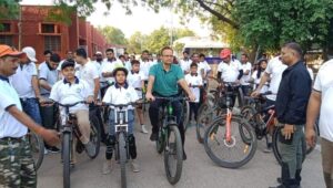 सभी अपने जीवन में पर्यावरण संरक्षण का लें संकल्प - जिला कलक्टर विश्व पर्यावरण दिवस पर रन फॉर एनवायरमेंट सहित अन्य कार्यक्रमों का हुआ आयोजन धौलपुर।विश्व पर्यावरण दिवस पर राजस्थान प्रदूषण नियंत्रण मंडल भरतपुर द्वारा जिला मुख्यालय स्थित लवकुश वाटिका में रन फॉर एनवायरनमेंट का आयोजन किया गया। जिला कलक्टर अनिल कुमार अग्रवाल ने हरी झंडी दिखाकर दौड़ को रवाना किया। इस दौरान अपने संबोधन में जिला कलक्टर ने कहा कि पर्यावरण संरक्षण के लिए किया गया आज का आयोजन मात्रा औपचारिक ना रहे। सभी अपने जीवन पर्यावरण संरक्षण का संकल्प ले। उन्होंने कहा की वर्तमान में पारिस्थितिकी तंत्र में जबरदस्त बदलाव आया है। कभी सूखा तो कभी अतिवृष्टि उसी का नतीजा है. ऐसे में हमें न केवल पर्यावरण संरक्षण की दिशा में काम करना होगा बल्कि आने वाली पीढ़ी को भी जागरूक करना होगा। हम अपनी आदतों में सुधार से बढ़ते प्रदूषण को कम कर पर्यावरण संरक्षण की जिम्मेदारी को पूरा कर सकते हैं। उन्होंने कहा की आज आवश्यकता है कि प्रत्येक नागरिक पॉलिथिन व डिस्पोजेबल सामग्री का उपयोग नहीं करे तथा पर्यावरण संरक्षण में भागीदार बने। पॉलीथिन डिस्पोजल सामग्री मानव ही नहीं अपितु पशु-पक्षियों के लिए भी अत्यधिक घातक है। जिला कलक्टर ने लवकुश वाटिका के पास स्थित छितरिया तालाब का भी अवलोकन किया। उन्होने उपवन संरक्षक किशोर गुप्ता को तालाब की पाल पर वन भूमि में वृक्षारोपण करने के निर्देश दिए। इस अवसर पर जिला कलक्टर सहित अन्य अधिकारियों ने वृक्षारोपण भी किया। कार्यक्रम में कला सागर सेवा संस्था के कलाकारों द्वारा लव कुश वाटिका व आनंद पब्लिक स्कूल में जन जागरूकता हेतु नुक्कड नाटकों का आयोजन किया गया । रंगमंच के कलाकारों द्वारा नुक्कड नाटक के जरिए बिजली बचाने, जल बचाने, एवं पर्यावरण अनुकूल जीवन शैली अपनाने का संदेश दिया। राजस्थान राज्य प्रदूषण नियंत्राण मंडल के अधिकारियों द्वारा यातायात पुलिस की मदद से लोगों को पर्यावरण के प्रति जागरूकता एवम पर्यावरण अनुकूल जीवन शैली का महत्व समझाते हुए वाहनों पर स्टीकर भी लगाए गए।