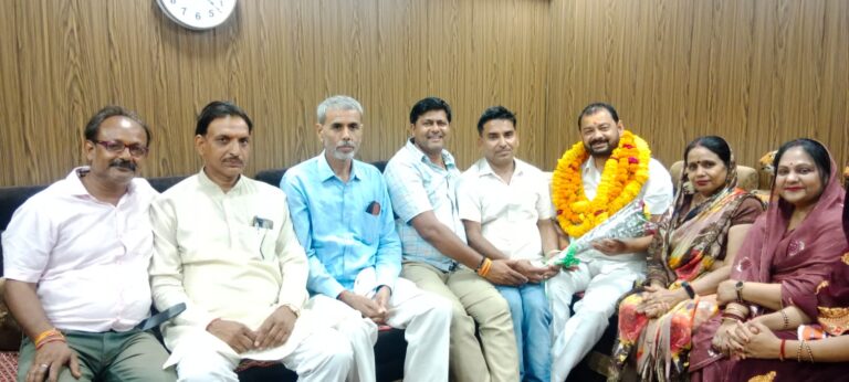 धौलपुर का भाजपा संगठन मेरा परिवार - वर्मा धौलपुर। भारतीय जनता पार्टी के जिला अध्यक्ष श्रवण कुमार वर्मा के कार्यकाल के 3 वर्ष पूर्ण होने पर पार्टी के पदाधिकारी एवं कार्यकर्ताओं द्वारा उनको घर जाकर शुभकामनाएं दी ।जिला अध्यक्ष श्रवण कुमार वर्मा ने कहा कि पार्टी के शीर्ष नेतृत्व का मैं बहुत आभारी हूं जिन्होंने मुझे जिला अध्यक्ष बनाकर भरोसा किया और समय-समय पर उचित मार्गदर्शन देकर संगठन को मजबूत करने में सहयोग दिया। जिला प्रभारी जवाहर सिंह बेढंम ने प्रदेश अध्यक्ष द्वारा मिले हुए दिशानिर्देशों को सभी कार्यकर्ताओं के सहयोग से पूरा करवाया तथा सह प्रभारी लोकेश चतुर्वेदी का विशेष सहयोग मिलता रहा है जिले के सभी कार्यकर्ताओं ने महिला मोर्चा, युवा मोर्चा, अल्पसंख्यक मोर्चा, एसटी मोर्चा, ओबीसी मोर्चा, किसान मोर्चा, एससी मोर्चा सभी ने कंधे से कंधा मिलाकर साथ दिया है धौलपुर का भाजपा संगठन मेरा परिवार है l इस अवसर पर जिला उपाध्यक्ष कमल पहाड़िया, कुक्कू शर्मा, हरीनिवास शर्मा,विनय परमार, मोहन सोनी भूपेंद्र घुरैया,डॉ मनोज शर्मा, पल्लवी गर्ग गोस्वामी उपस्थित रहे।