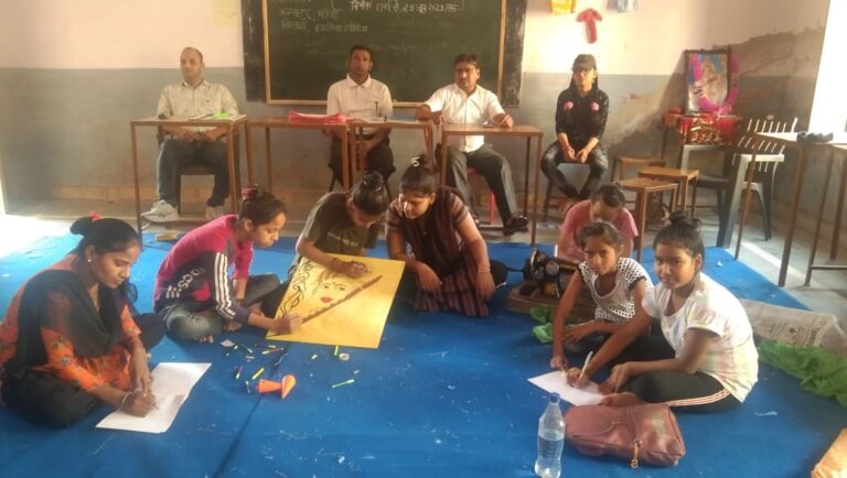 ग्रीष्मकालीन कौशल विकास प्रशिक्षण शिविर में बालक बालिकाएं सीख रही विविध कलाएं