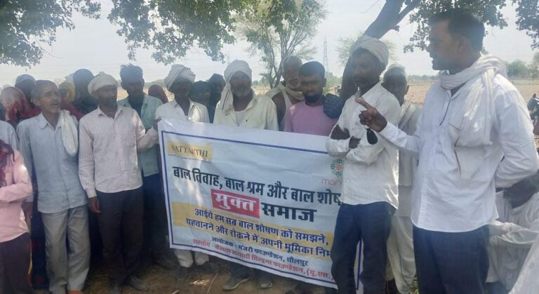 बाल विवाह से नन्हे बालक बालिकाओं का सुनहरा भविष्य मटियामेल धौलपुर ।कैलाश सत्यार्थी चिल्ड्रन्स फाउंडेशन के सहयोग से मंजरी फाउंडेशन के द्वारा धौलपुर जिले में संचालित न्याय तक पहुंच फेज दो के अंतर्गत सैपऊ की परुआ ग्राम पंचायत में मनरेगा श्रमिकों के साथ बाल विवाह के खिलाफ जागरूकता कार्यक्रम आयोजित किया गया। इस मौके पर सरपंच प्रतिनिधि जवाहर सिंह नें कहा कि मुख्यतः भारत के ग्रामीण क्षेत्रों में प्रचलित बाल विवाह एक ऐसी सामाजिक बुराई हैं जो दो नन्हे बालक बालिकाओं के सुनहरें भविष्य को मटियामेल कर देती हैं। उन्होंने कहा कि मानसिक रूप से अपरिपक्व बालक बालिका को विवाह जैसे महत्वपूर्ण बंधन में बाँध दिया जाता है। दोनों के लिए अपरिपक्वता में एक पति, पिता आर माँ पत्नी के रूप में जिम्मेदारियों का निर्वहन करना कठिन हो जाता हैं। बच्चें अपने बालपन को गंवा देते हैं, कई घातक बीमारियाँ उन्हें अपना शिकार आसानी से बना सकती हैं। लड़की तथा उससे उत्पन्न होने वाली संतान में कुपोषण, कम वजन और अन्य प्रकार की बीमारियों का खतरा बढ़ जाता हैं। इस कार्यक्रम में कार्यरत सी एस एम यशपाल नें श्रमिकों को जानकारी देते हुए कहा कि बाल विवाह की इस सामाजिक प्रथा के कारण जो उम्रः बच्चो के खेलने कूदने व पढ़ने की होती है। उस उम्रः में उन्हें विवाह जैसे जिम्मेदारी भरे बंधन में अपरिपक्व अवधि में ही जकड़ देते है।जब बालक न तो शिक्षा प्राप्त कर पाता है, न उनका ठीक से शारीरिक विकास हो पाता है। असमय पति की मौत और कम उम्रः में नवयुवतियों के विधवा बन जाने का मुख्य कारण बाल विवाह ही है। इस मौके बाल विवाह के खिलाफ शपथ भी दिलाई।