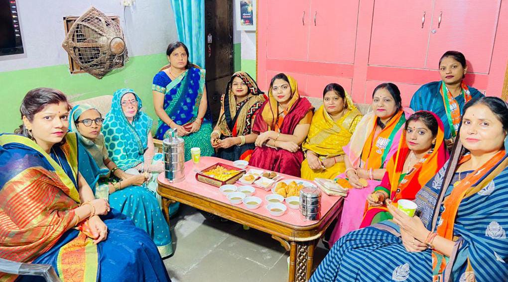 महिलाएं मोदी सरकार की योजनाओं का लाभ उठाएं धौलपुर। बाड़ी विधानसभा के वार्ड नंबर 15 एवं बूथ संख्या 212 पर कमल मित्र योजना जिला सह संयोजक बंदना शिवहरे ने केंद्र सरकार के 9 वर्ष पूर्ण होने पर महिला मंडल द्वारा बाड़ी विधानसभा में प्रदेश अध्यक्ष अलका मूंदड़ा के निर्देशन पर टिफिन बैठक का आयोजन किया। रोशनी शिवहरे ने कहा कि मोदी सरकार द्वारा 9 वर्ष पूर्ण करने पर उनके द्वारा चलाई जा रही आम जनता एवं विशेष तौर पर महिलाओं के लिए योजनाएं बहुत ही लाभदायक योजनाएं हैं हमें इन योजनाओं से अधिक से अधिक लाभार्थियों को जोड़ना होगा, सभी महिला बहनें नरेंद्र मोदी सरकार की उज्जवला योजना, हर घर नल योजना और भी अनेक योजनाएं हैं जिनका घर घर जाकर प्रचार प्रसार करना होगा एवं आम जनता को लाभ मिले उनको समझाना होगाl इस अवसर पर महिला कार्यकर्ता अपने-अपने घरों से भोजन सामग्री बना कर लाए और सभी ने मिल जुलकर आपस में भोजन किया । इस अवसर पर सीमा सोनी, शिप्रा गर्ग, कविता मित्तल, भावना शर्मा, ललिता यादव, सपना सोलंकी, निरमा गर्ग रोशनी शिवहरे सहित कई महिलाएं उपस्थित रही l