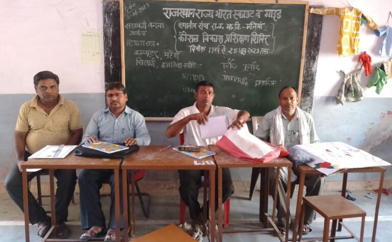 ग्रीष्मकालीन स्काउट गाइड शिविर में बालिकाएं रुचि के साथ ले रही है भाग