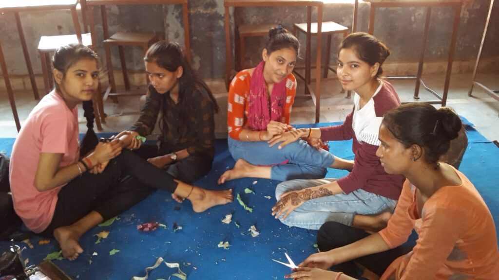 ग्रीष्मकालीन स्काउट गाइड शिविर में बालिकाएं रुचि के साथ ले रही है भाग
