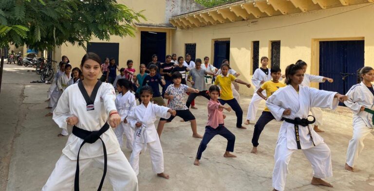 निःशुल्क बालिका आत्मरक्षा शिविर में 80 बेटियां सीख रही आत्मरक्षा के तरीके