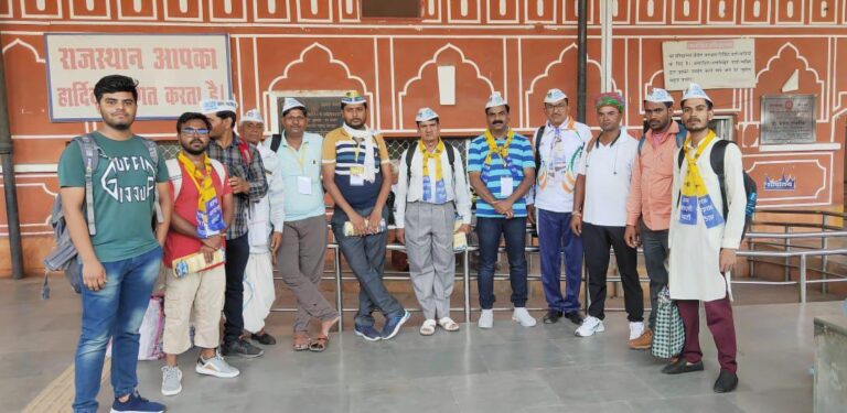 धौलपुर से आप के कार्यकर्ता श्रीगंगानगर तिरंगा यात्रा में हुए रवाना