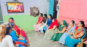 महिला कार्यकर्ता ने सुनी प्रधानमंत्री मन की बात