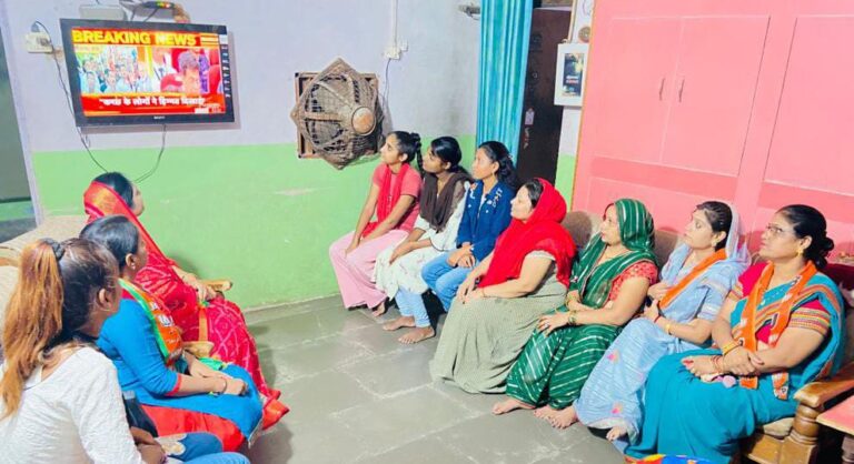 महिला कार्यकर्ता ने सुनी प्रधानमंत्री मन की बात