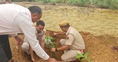 थाना परिसर में किया वृक्षारोपण