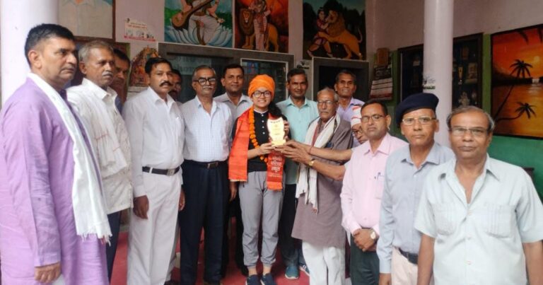 12वीं बोर्ड में 95 प्रतिशत अंक प्राप्त करने पर किया सम्मान