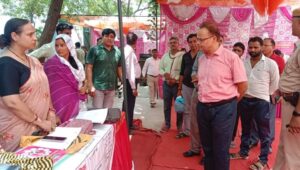 जिला कलक्टर ने ग्राम बिरोंधा में किया महंगाई राहत और प्रशासन गावों के संग अभियान शिविर का निरीक्षण