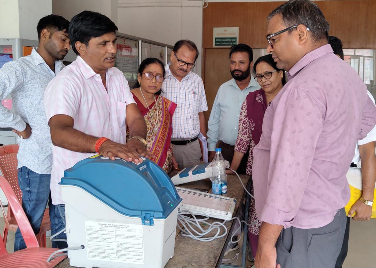 शिक्षा अधिकारियों ने स्वयं मतदान कर निकली पर्ची से जानी ईवीएम की प्रमाणिकता