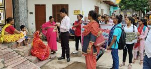 हाउस होल्ड सर्वे एवं नामांकन अभियान में गली गली मोहल्लों में अभिभावकों को किया जा रहा है जागरूक-मीना