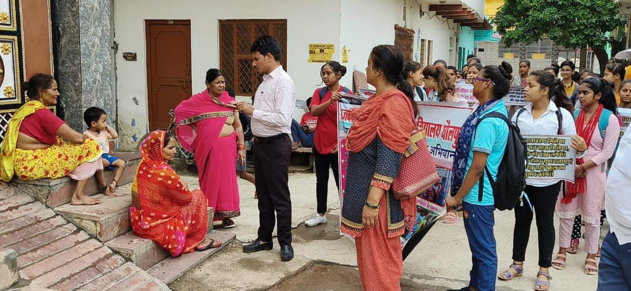 हाउस होल्ड सर्वे एवं नामांकन अभियान में गली गली मोहल्लों में अभिभावकों को किया जा रहा है जागरूक-मीना