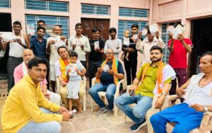 भाजपा ने गांव गांव जाकर किया महाजनसंपर्क अभियान धौलपुर ।विधानसभा क्षेत्र के टेहरी मंडल में महाजनसंपर्क अभियान के अंतर्गत भाजपा के वरिष्ठ नेता हरीनिवास शर्मा के नेतृत्व में सेवा, सुशासन और गरीब कल्याण के मोदी सरकार के 9 वर्ष पूर्ण होने पर घर-घर जाकर जनसंपर्क किया गया और मोदी शासनकाल में आमजन के लिए लाई गई लाभकारी योजनाओं के फायदे से जनता को अवगत कराया गया । हरिनिवास शर्मा ने कहा कि मोदी सरकार की जन कल्याणकारी योजनाओं का लाभ आमजन को मिला है।प्रधानमंत्री आवास योजना के अंतर्गत सभी लोगों को आवास मिले हैं, महिला को उज्जवला योजना के अंतर्गत गैस कनेक्शन निशुल्क मिला है, किसान भाइयों के लिए किसान सम्मान निधि शत प्रतिशत खाते में आ रही है, हर घर नल योजना का लाभ मिल रहा है यह सभी योजनाएं आम जनता के लिए हितकारी हैं।इस दौरान भाजपा के पदाधिकारी एवं टेहरी मंडल के कार्यकर्ताओ ने गांव गांव एवं मुख्य बाजार मैं जाकर सरकार की लाभकारी योजनाओं की जानकारी दी। इस अवसर पर विजेंद्र त्यागी, हेमंत त्यागी, हरिओम त्यागी,राकेश शर्मा, रामवीर, रमेश ,रामप्रकाश जाटव,अतेंद्र जाट विमल पाराशर कृष्णा सहित कई कार्यकर्ता उपस्थित रहे |