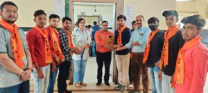 डॉक्टर्स डे के अवसर पर एबीवीपी ने डॉक्टर्स को भेंट किए तुलसी के पौधे