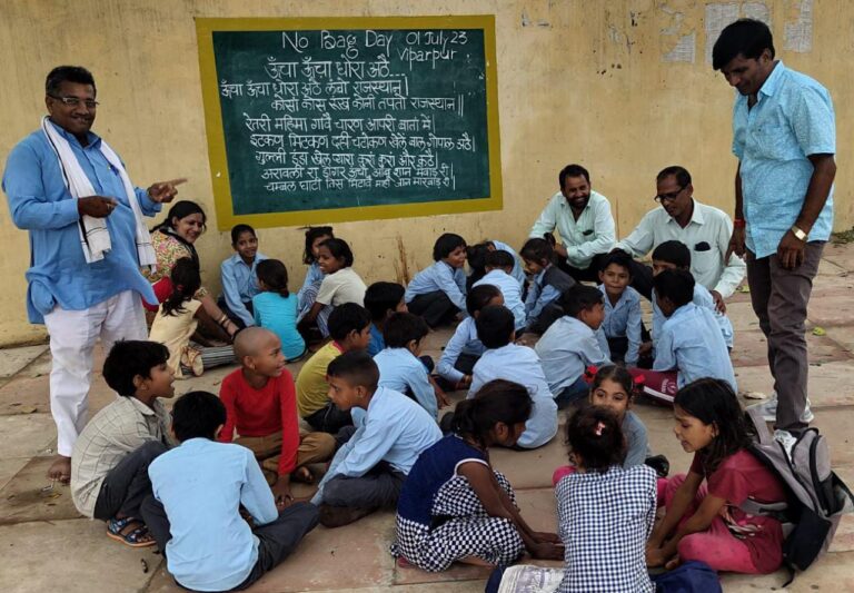 शनिवार को मनाया बिना बस्ते का दिन बच्चों ने खेले खेल