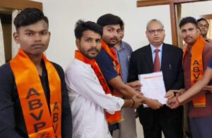 बृज विश्वविद्यालय की बढ़ी फीस को लेकर कुलपति को सौंपा ज्ञापन