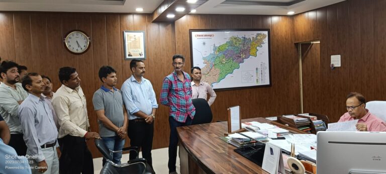 गैर शैक्षणिक कार्यों में लगे शिक्षकों को बीएलओ कार्य से मुक्त करने की मांग को लेकर जिला कलेक्टर को सौंपा ज्ञापन