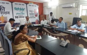 स्वच्छ भारत मिशन (ग्रामीण) प्रबंधन समिति की बैठक आयोजित धौलपुर।जिला कलक्टर की अध्यक्षता में सोमवार को स्वच्छ भारत मिशन (ग्रामीण) प्रबंधन समिति की बैठक आयोजित की गई जिसमें गांव को साफ एवं स्वच्छ बनाये जाने हेतु सम्बन्धित अधिकारियों को निर्देश दिये गये कि गांव में तरल कचरे के प्रबंधन हेतु व्यक्तिगत सोख्ता गड्डा, सामुदायिक सोख्ता गड्डा, नाली निर्माण, नाली मरम्मत कार्य, इत्यादि प्रकार के कार्य करवाये जाए जिससे तरल कचरे का नजदीकी निस्तारण हो सके एवं ठोस कचरा प्रंबधन हेतु व्यक्तिगत खाद्य गड्डा, सामुदायिक खाद्य गड्डा, सार्वजनिक कचरा पात्र, ई-रिक्शा, कचरा संग्रहण केन्द्र के माध्यम से समुचित निस्तारण किया जाए। बैठक में पंचायत समितियों द्वारा 167 गांवों की विस्तृत प्रतिवेदन रिपोर्ट (डी.पी.आर.) का अनुमोदन किया गया जिला कलक्टर द्वारा निर्देश दिये गये है कि अनुमोदित डी.पी.आर. के अनुमोदित समस्त कार्यो की स्वीकृति 7 दिवस में जारी कर शीघ्र ही कार्य प्रारम्भ करवाये जाए।