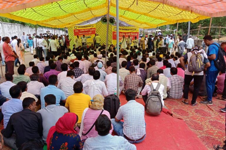 तृतीय श्रेणी शिक्षक स्थानांतरण को लेकर विधानसभा घेराव