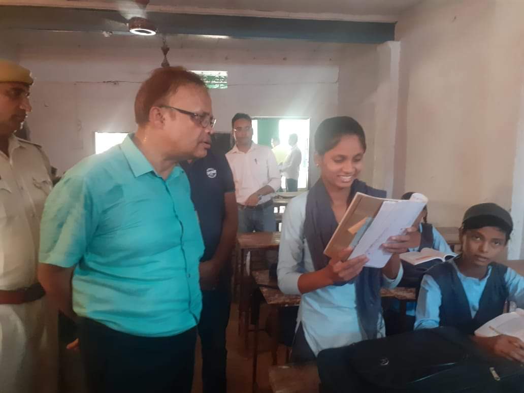 जिला कलक्टर ने किया विद्यालयों का औचक निरीक्षण, बच्चों से पढ़वाया पाठ
