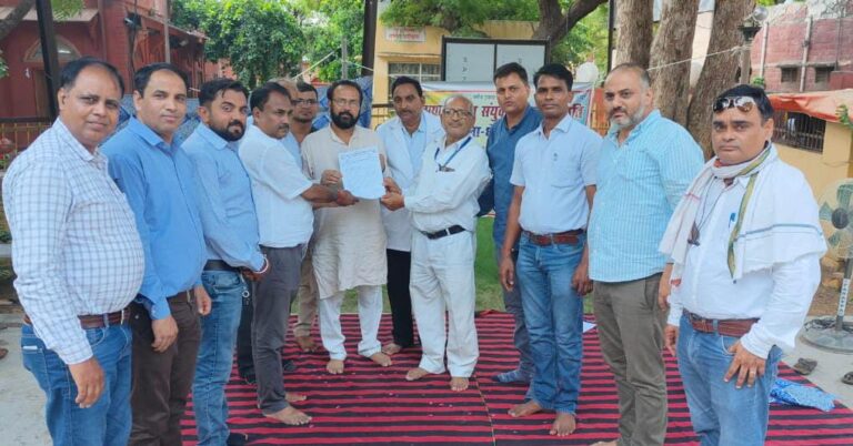 नर्सिंग कर्मियों ने 11 सूत्रीय मांगो को लेकर सौंपा ज्ञापन