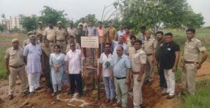 लवकुश वाटिका पार्क में 100 बालिकाओं ने लगाए 100 बरगद पौधे