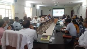 इंदिरा गांधी स्मार्ट फोन योजना के कुशल क्रियान्वयन हेतु कार्यशाला आयोजित धौलपुर।10 अगस्त से शुरु होने वाली इंदिरा गांधी स्मार्ट फोन योजना के अंतर्गत शिविरों का आयोजन किया जाना है। शिविरों के कुशल क्रियान्वयन हेतु जिला कलेक्ट्रेट सभाकक्ष में रविवार को 4 सत्रों की प्रशिक्षण कार्यशाला आयोजित की गई। प्रथम सत्र में सभी उपखंडाधिकारियों एवं विकास अधिकारियों को सीईओ जिला परिषद सुदर्शन सिंह तौमर द्वारा इंदिरा गाँधी स्मार्ट फोन योजना का परिचय, फोन वितरण शिविर की जोन वाइज कार्ययोजना एवं स्लॉट के अनुसार लाभार्थियों के चयन के बारे में प्रशिक्षण दिया गया। इसी सत्र में जिला जनसम्पर्क अधिकारी को प्रचार-प्रसार संबंधी प्रशिक्षण दिया गया। कार्यशाला के दूसरे सत्र में कम्प्यूटर अनुदेशकों सॉफ़्टवेयर इंटरफेस, पंजीकरण की प्रक्रिया एवं सूचना प्रौद्योगिकी के अन्य आवश्यक पहलुओं समेत प्रशिक्षण दिया गया। राजीव गाँधी युवा मित्रों को डिजिटल साक्षरता हेतु डिजिटल एक्टिविटी, प्रश्नोत्तरी आदि का आयोजन, लाभार्थियों से इंटरैक्शन कर राज्य सरकार की जनाधार वॉलेट,ई मित्र ऐप, राज सम्पर्क एप, जन सूचना आदि ऐप डाउनलोड कराने संबंधी प्रशिक्षण दिया गया। तीसरे सत्र में सूचना सहायकों को प्रशिक्षण दिया गया। सूचना सहायकों को योजना के पोर्टल एवं अन्य सूचना प्रोद्यौगिकी संबंधी पहलुओं तथा तकनीकी पहलुओं पर आने वाली दुविधाओं को दूर करने संबंधी प्रशिक्षण दिया गया।कार्यक्रम के चौथे और अंतिम सत्र में आशा सहयोगिनियों को प्रशिक्षण दिया गया। उन्हें लाभार्थियों को सूचित करने, लाभार्थियों को डिजिटल साक्षरता हेतु डिजिटल सखी बुकलेट वितरण के संबंध में प्रशिक्षण दिया गया।ज्ञातव्य है कि योजना के प्रथम चरण में चयनित चिरंजीवी परिवारों की सरकारी विद्यालयों में 9वीं से 12वीं कक्षा में अध्ययनरत छात्राओं सरकारी उच्च शिक्षण संस्थाओं यथा महविद्यालय / आई.टी.आई./ पॉलिटेक्निक में अध्ययनरत छात्राओं तथा विधवा/एकल नारी पेंशन प्राप्त कर रहीं महिलाओं मनरेगा के तहत 100 कार्य दिवस पूर्ण करने वाले परिवार की महिला मुखिया, इंदिरा गांधी शहरी रोजगार गारंटी योजना के तहत 50 कार्य दिवस पूर्ण करने वाली परिवार की महिला मुखिया का चयन किया गया है। इन महिलाओं को स्मार्ट फोन मय कनेक्टिविटी उपलब्ध करवाने हेतु 10 अगस्त से शिविरों का आयोजन किया जाना है।